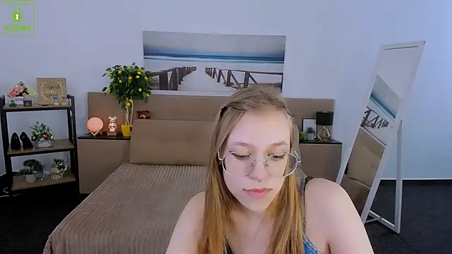 Snapshot of LayriantaVee chatting on 6, 3, 2025 LayriantaVee online show from 6, 3, 2025