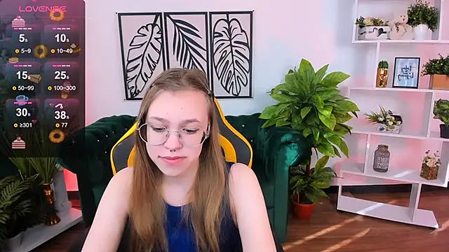 Snapshot of LayriantaVee chatting on 7, 3, 2025 LayriantaVee online show from 7, 3, 2025