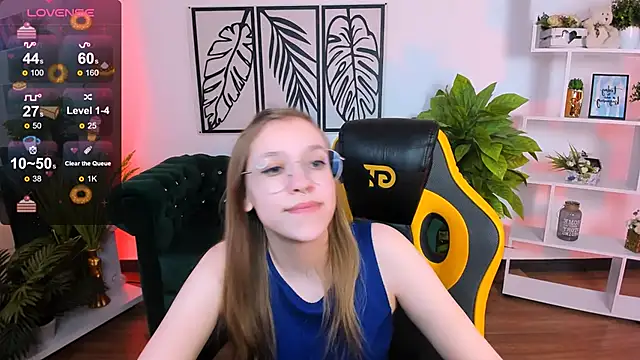 Snapshot of LayriantaVee chatting on 7, 3, 2025 LayriantaVee online show from 7, 3, 2025