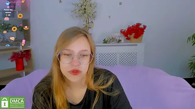 Snapshot of LayriantaVee chatting on 10, 9, 2025 LayriantaVee online show from 10, 9, 2025