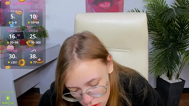 Snapshot of LayriantaVee chatting on 6, 10, 2025 LayriantaVee online show from 6, 10, 2025