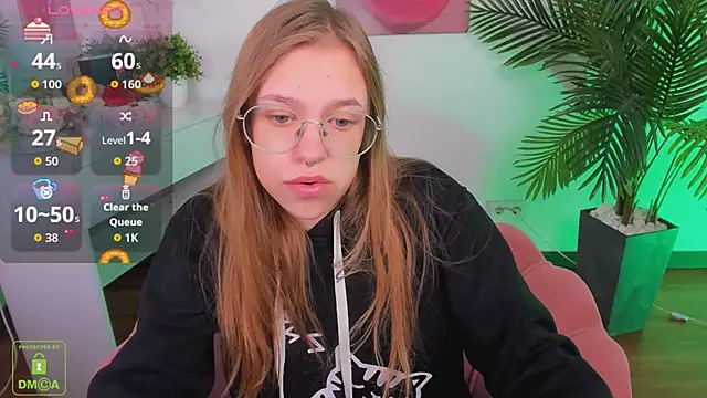 Snapshot of LayriantaVee chatting on 8, 10, 2025 LayriantaVee online show from 8, 10, 2025