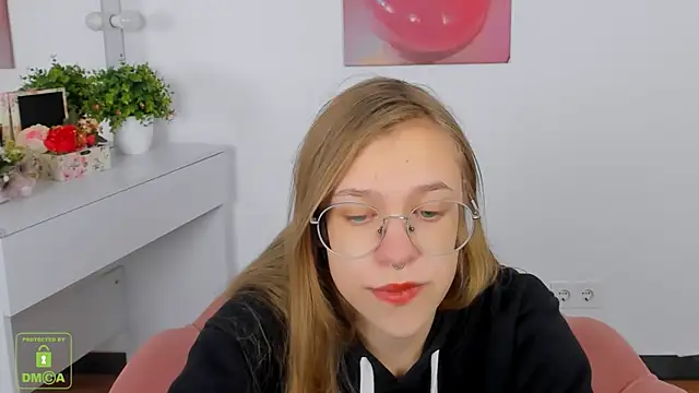 Snapshot of LayriantaVee chatting on 11, 10, 2025 LayriantaVee online show from 11, 10, 2025