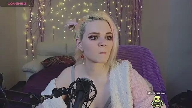 Snapshot of One_Moment_ chatting on 8, 2, 2025 One Moment online show from 8, 2, 2025