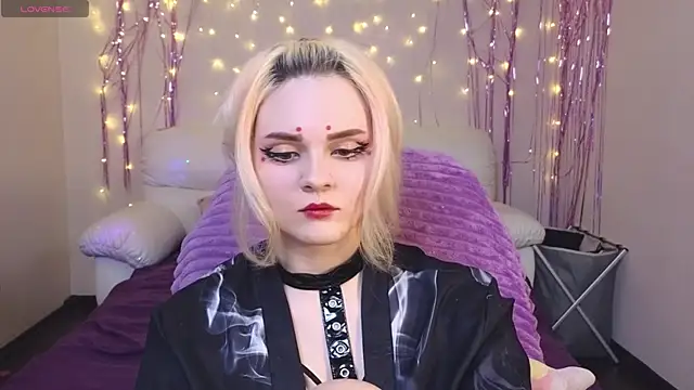 Snapshot of One_Moment_ chatting on 5, 3, 2025 One Moment online show from 5, 3, 2025