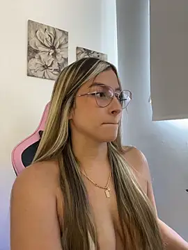 Snapshot of Issabela_G1 chatting on 14, 4, 2026 Issabela G1 online show from 14, 4, 2026