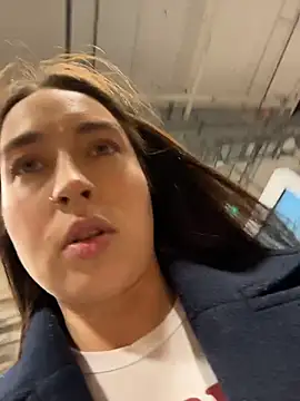 Holly Play online show from 28, 11, 2025