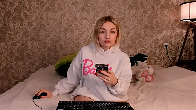 Ella Milla online show from 4, 3, 2025