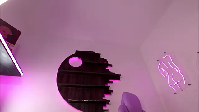 nicollefiorett online show from 18, 12, 2024