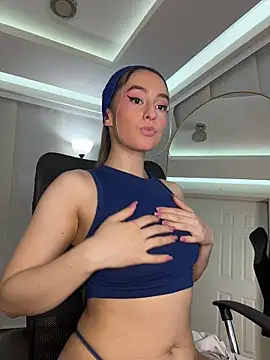 nicollefiorett online show from 31, 10, 2025