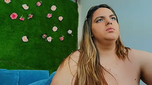 Huge Titties  online show from 22, 6, 2026