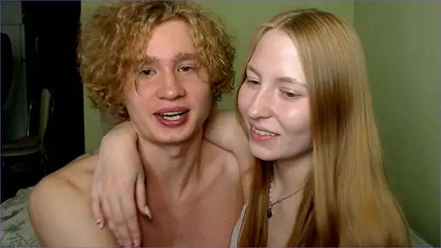 Snapshot of AliceStoneJhonyStone chatting on 8, 10, 2025 AliceStoneJhonyStone online show from 8, 10, 2025