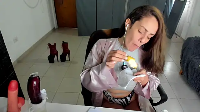 Snapshot of jessiburningheels chatting on 5, 2, 2025 jessiburningheels online show from 5, 2, 2025