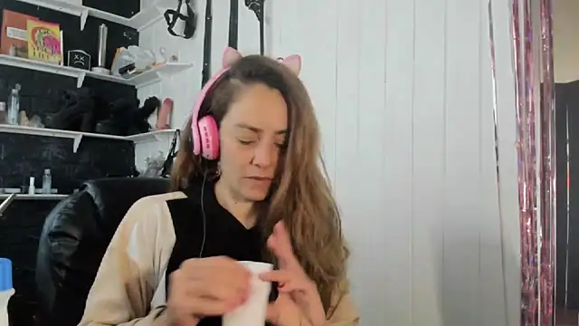 Snapshot of jessiburningheels chatting on 14, 11, 2025 jessiburningheels online show from 14, 11, 2025