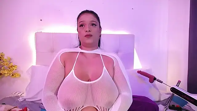 Nicol Love0 online show from 25, 4, 2026