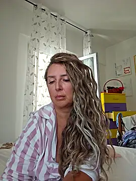 Snapshot of MariaRichi_ chatting on 1, 10, 2025 MariaRichi  online show from 1, 10, 2025