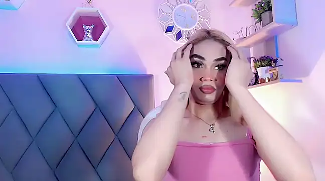 Snapshot of Hallyhott chatting on 2, 12, 2024 Hallyhott online show from 2, 12, 2024