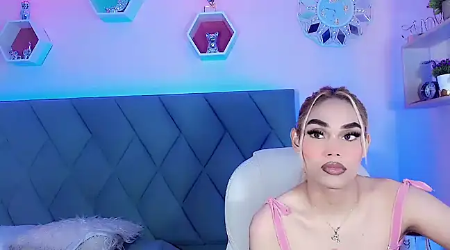 Snapshot of Hallyhott chatting on 2, 12, 2024 Hallyhott online show from 2, 12, 2024