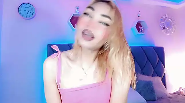 Snapshot of Hallyhott chatting on 7, 12, 2024 Hallyhott online show from 7, 12, 2024