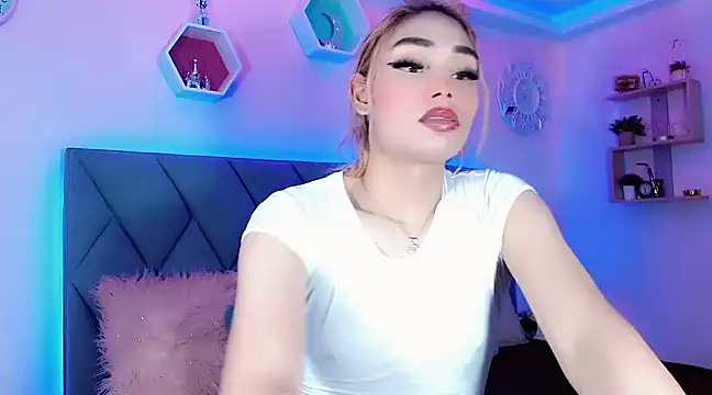 Snapshot of Hallyhott chatting on 12, 12, 2024 Hallyhott online show from 12, 12, 2024