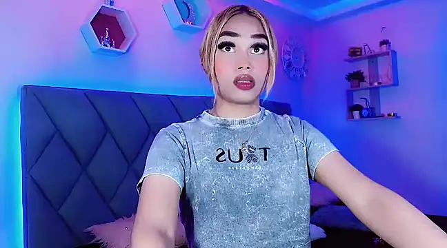 Snapshot of Hallyhott chatting on 16, 12, 2024 Hallyhott online show from 16, 12, 2024