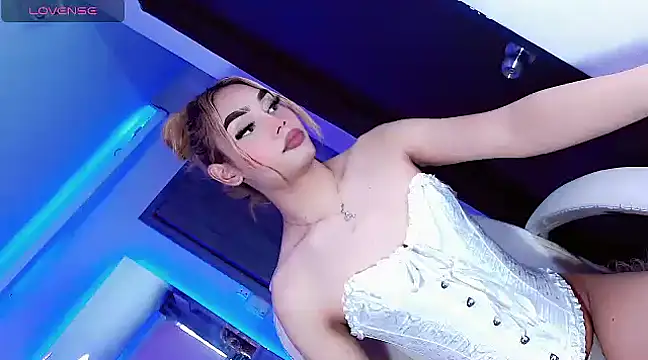 Snapshot of Hallyhott chatting on 17, 12, 2024 Hallyhott online show from 17, 12, 2024