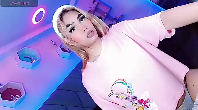 Snapshot of Hallyhott chatting on 19, 12, 2024 Hallyhott online show from 19, 12, 2024