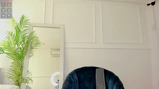 Abril Storm online show from 12, 3, 2025