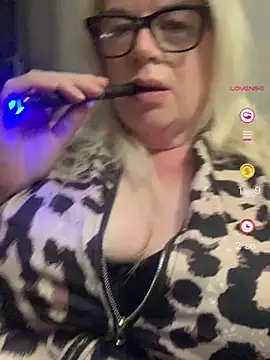 Snapshot of curvy-Ruby-Uk chatting on 23, 5, 2026 curvy-Ruby-Uk online show from 23, 5, 2026