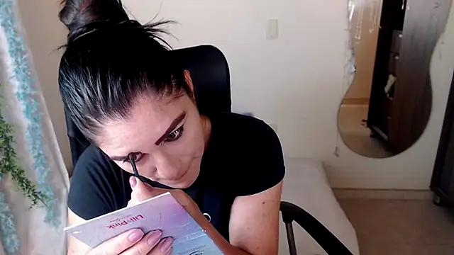 Snapshot of LUCY_LI chatting on 7, 12, 2024 LUCY LI online show from 7, 12, 2024