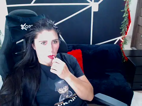 Snapshot of LUCY_LI chatting on 18, 11, 2025 LUCY LI online show from 18, 11, 2025