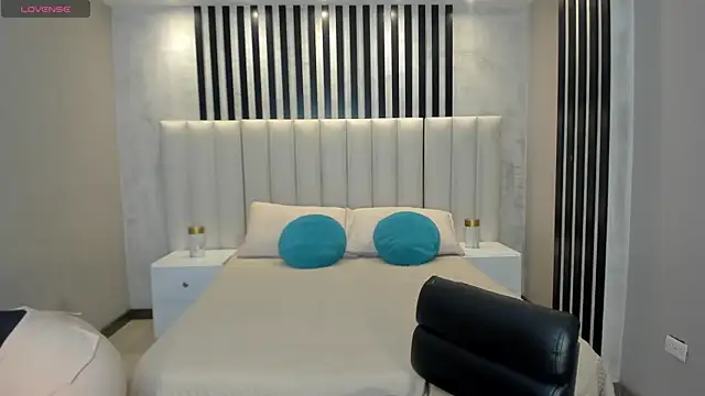 Snapshot of AllisonRogersX chatting on 8, 7, 2026 AllisonRogersX online show from 8, 7, 2026