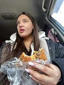 Holly Molii online show from 6, 3, 2025