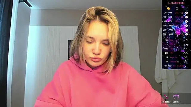 Holly Molii online show from 11, 9, 2025