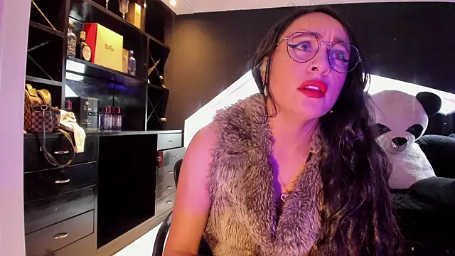 Coral Gibson online show from 27, 6, 2026