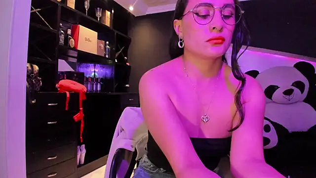 Coral Gibson online show from 16, 7, 2026