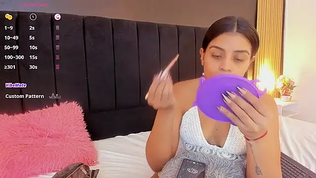 Snapshot of sweetsofia18 chatting on 13, 12, 2025 sweetsofia18 online show from 13, 12, 2025