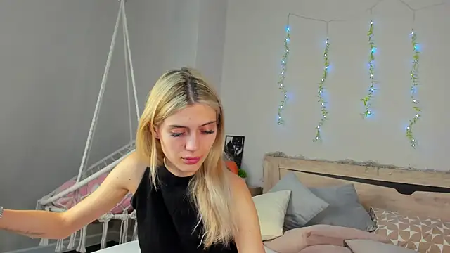 Snapshot of Cherry_Price chatting on 4, 8, 2026 Cherry Price online show from 4, 8, 2026