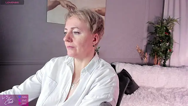 Snapshot of Nika_Smit chatting on 5, 1, 2025 Nika Smit online show from 5, 1, 2025