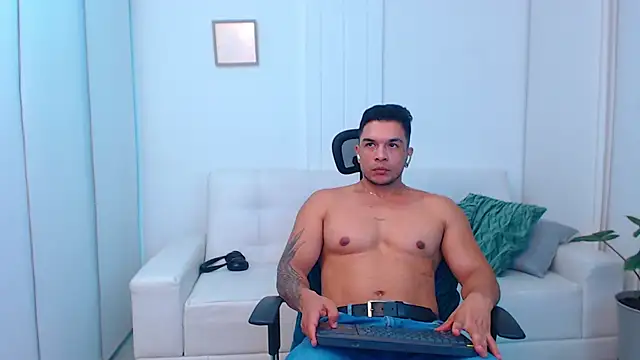 Snapshot of estebandelouis chatting on 5, 3, 2025 estebandelouis online show from 5, 3, 2025