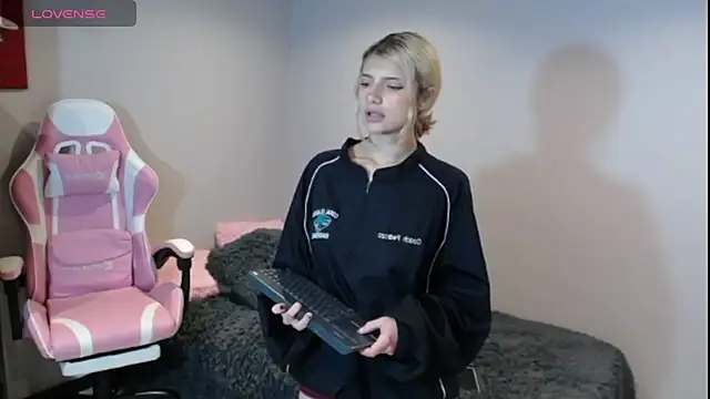 HiScarlett online show from 3, 2, 2025