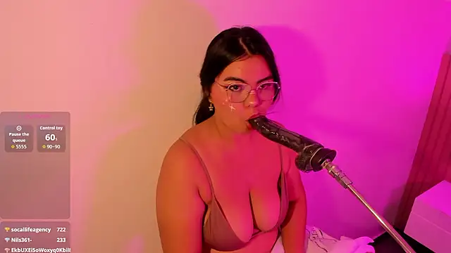 klhoe boobs online show from 12, 3, 2026