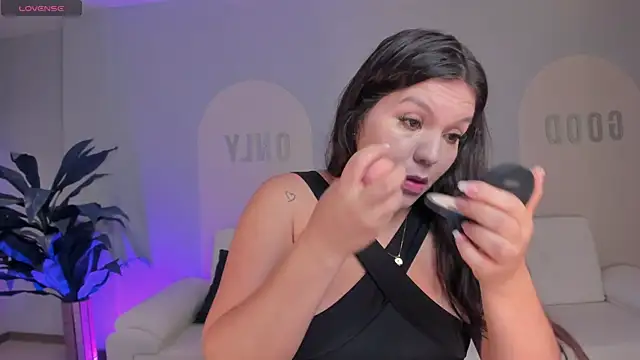 Snapshot of ValeriaRoldanX chatting on 3, 8, 2026 ValeriaRoldanX online show from 3, 8, 2026