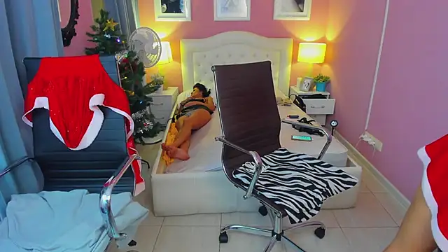 Snapshot of EricaAndPenelopa chatting on 28, 12, 2024 EricaAndPenelopa online show from 28, 12, 2024