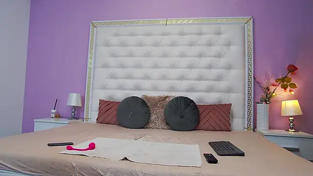 Lenna Paul online show from 10, 10, 2025