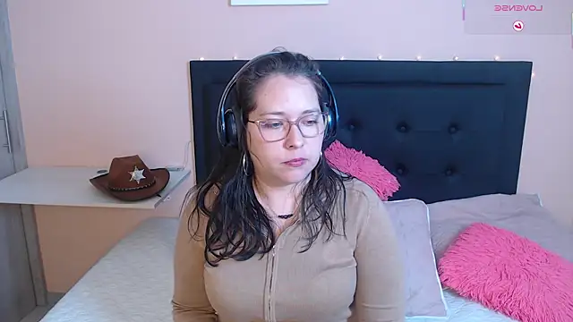 Snapshot of May_Carlier chatting on 4, 10, 2025 May Carlier online show from 4, 10, 2025