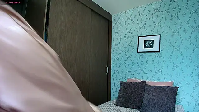 KazzuRoux001 online show from 7, 2, 2025