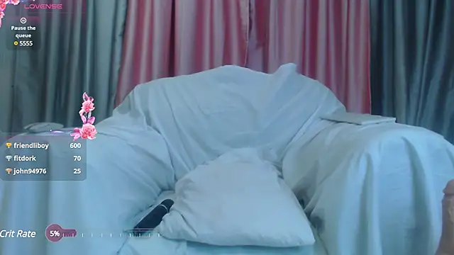 Snapshot of Petite_amor2 chatting on 17, 3, 2025 Petite amor2 online show from 17, 3, 2025