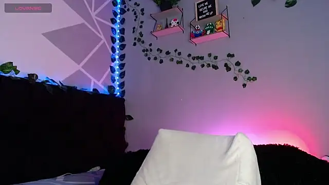 LyleBennett  online show from 8, 12, 2024