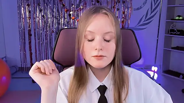 Snapshot of VivienLeeigh chatting on 7, 3, 2025 VivienLeeigh online show from 7, 3, 2025